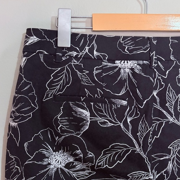 White House Black Market - Black & White Floral Flare Crop Cotton Pants - Picture 10 of 12